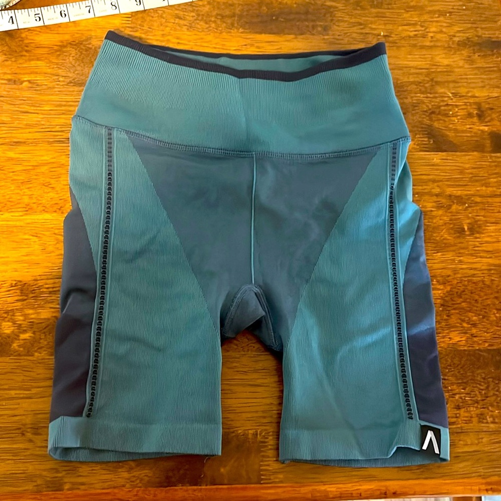 Athleta green legend shine bike athletic shorts size small